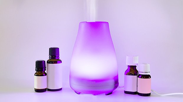 Diffusing Essential Oils 101: The Best Diffusers, How to Use Them & DIY Oil Blends