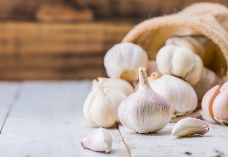 garlic cloves and bulb for cooking