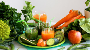 Juicing vs Blending: What's the Best Way to Drink Your Greens?