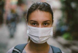 woman in pollution mask
